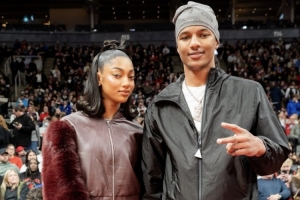 又换一套造型！里斯和弟弟观战猛龙！后者是猛龙下属球队球员！