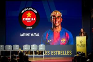 又拿奖了！官方：亚马尔当选加泰罗尼亚最佳球员，博扬代其领奖