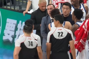 冷静点！王博抱怨裁判吹罚被吹T 随后王博暴怒&孙铭徽牢牢拦住
