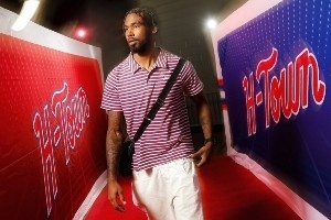 火箭众将入场穿搭：杜兰特小帽一戴气质拉满 伊森&小贾巴里校园风