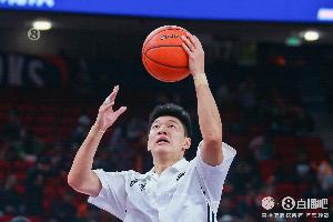 中规中矩！雷蒙3记三分球拿下9分2板1助1断 4次犯规