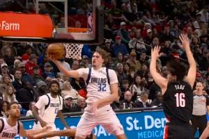 同届新秀！状元弗拉格杀进内线 拉杆躲过杨瀚森封盖潇洒上篮