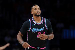 主攻手！诺曼·鲍威尔半场10中5砍全队最高12分 三分5中1