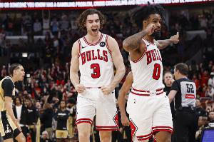 先后伤退！科比·怀特6分钟拿2助攻 吉迪18分钟贡献11分4板3助