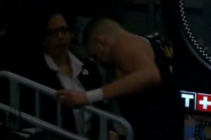 约基奇受伤后疼得后滚翻 起身后扶着护栏走回更衣室&左脚不能承重