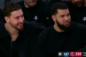 两个病号躺赢爽翻天！申京与范弗里特有说有笑😂