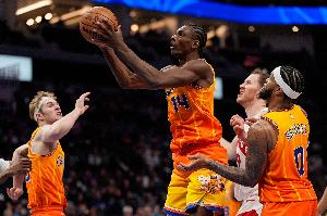 场均3.7个前场板！迪亚巴特：就是不顾一切去抢 不管面对几个人