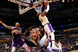 詹姆斯背身反扣还没扣进之前 场边的珍妮·巴斯已经张大了嘴巴！