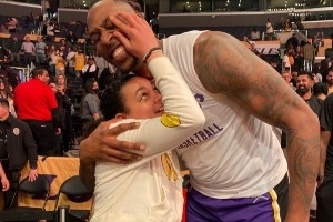 霍华德晒照祝女儿生日快乐：爸爸永远为你骄傲 一直会在你身边