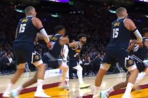 约基奇受伤底线视角：被踩后从屈膝到直膝变形 明显过度伸展！