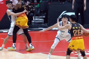 血亏！贾尔斯卡位打到王睿泽下巴被吹进攻犯规 裁判回看升级违体