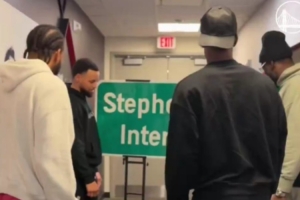 牌面拉满！库里回母校戴维森学院 众人为“库里30号立交”揭牌