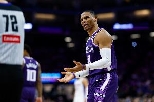 故技重施？威少推进再减速被邓恩推倒没吹 不满判罚吃T