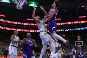 石破天惊！18号秀克莱顿反击腾空暴起 力压怀特单臂隔扣