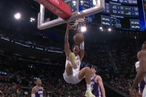 冲击力十足！尼德豪泽篮下接球 腾空暴起大猩猩扣篮