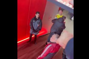 失误致丢球！赛后大马丁离场时和球迷对骂，被工作人员拉走