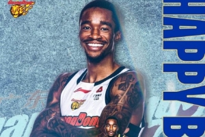 赛季至今场均20.6分3.8板4.1助 广东官博祝萨姆纳30岁生日快乐！