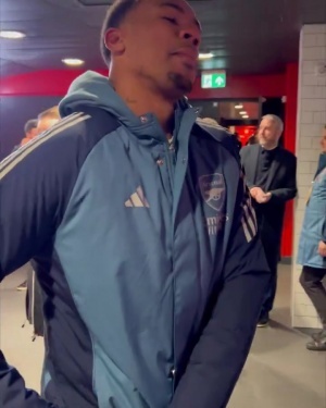 年度收官战大胜！枪手球员通道：拉亚怒吼庆祝，加布“三分落袋”