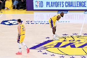 回落！湖人本赛季各月战绩：10月4胜2负 11月11胜2负 12月5胜6负