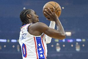 扛起进攻大旗！马克西半场10中9高效砍24分4助2断 两节各12分！