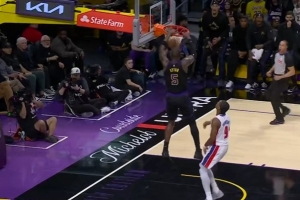 攻防转换行云流水！拉拉维亚精彩抢断 长传引领艾顿空接炸扣