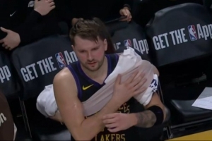 别受伤啊！东契奇三节末段回更衣室 随后返回替补席冰敷肩膀