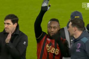 即将进城👋塞梅尼奥赛后向看台频频挥手，与众队友拥抱疑似告别