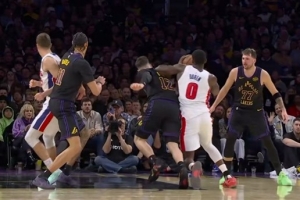 这谁扛得住！杜伦突破肘到拉拉维亚脑袋被吹一级恶意犯规