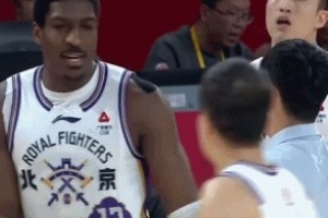 什么情况？北控叫暂停 佩里走向场边时疑似和张庆鹏出现小争执