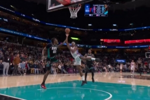 身体素质劲爆！埃奇库姆反击 对抗加空中折叠拉杆打板上篮！