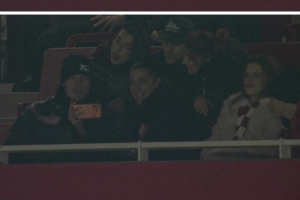 知名歌手杜阿·利帕来到酋长球场，现场观战阿森纳vs维拉