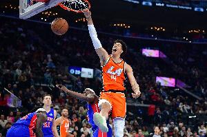 跟着登哥有吃有喝！尼德豪泽顺下接哈登妙传双手暴扣