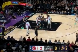 稳坐中军！詹姆斯开场连续送出两助攻 第二球击地妙传帅麻了