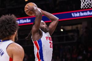 力劈华山！斯图尔特挡拆下顺接球单臂砸扣