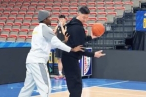 宝刀没老！杜锋为王洪泽示范三分球 并背身单打萨姆纳得手