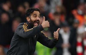 内维尔质疑阿莫林：过去两三场调整后表现好转，但今晚又回到343