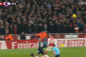 奋不顾身！加布里埃尔禁区内俯身头球解围被蒂莱曼斯踢到头部