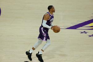 低效！威少上半场8投3中得到7分2板2助 空中犯规小卡引争议