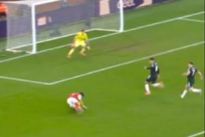 本场化身喜剧人😂因卡皮耶反击半单刀离奇滑倒；不慎踩加布手指