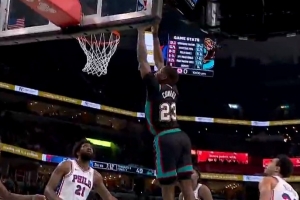 恩比德只能看着扣！科沃德空切垫步起飞 双手滑翔暴扣！