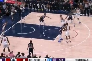 这不应该啊！哈登发底线球出现五秒违例交出球权