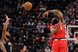 秀起来了！哈登一顿炒菜运球 突破跳起助攻科林斯三分飚中