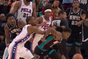 很关键！莫兰特抢球出界 灰熊挑战失败&依然是76人球权