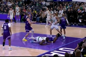 看着挺疼！杰伦·布朗强攻摔倒在地 简单调整后继续罚球