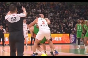 争很凶！洛夫顿和姜宇星拼抢球权 最终吹罚双方争球