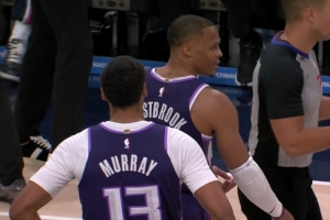 这动作不是太好！小卡突破上篮被威少空中犯规 裁判商量后未回看