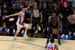 都知道你要投了！詹姆斯标志性横撤步假动作晃开邓罗命中三分