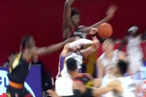 有点疼！廖三宁突破上篮被卡巴一巴掌打脸上 裁判回看后未升级