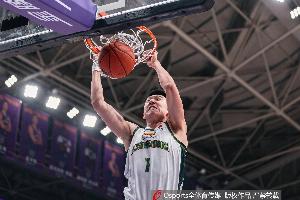 中规中矩！付豪半场5中3拿到6分2篮板1助攻