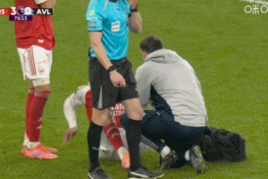 🤣加布里埃尔被换下，接受队医检查时还被因卡皮耶不慎踩到手指